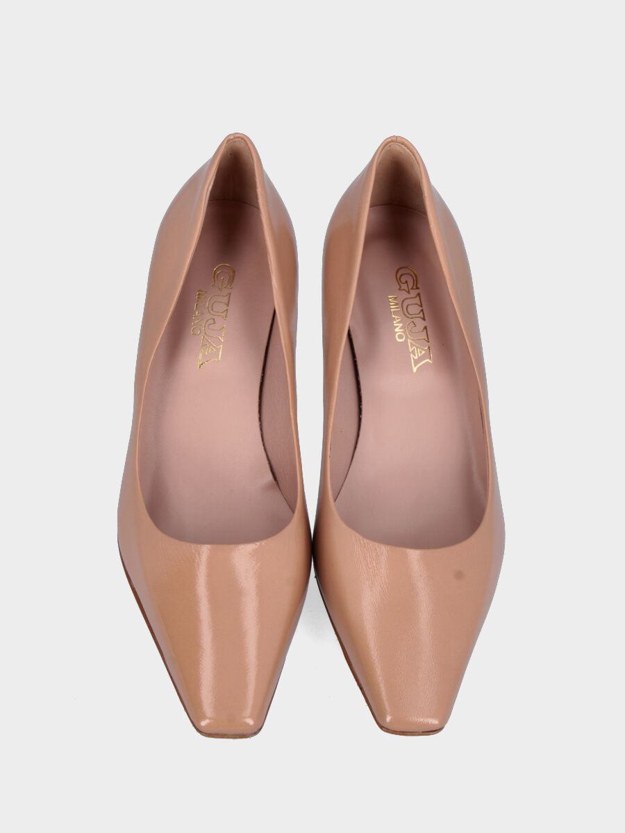 Décolleté in vernice beige con punta quadrata e tacco a calice