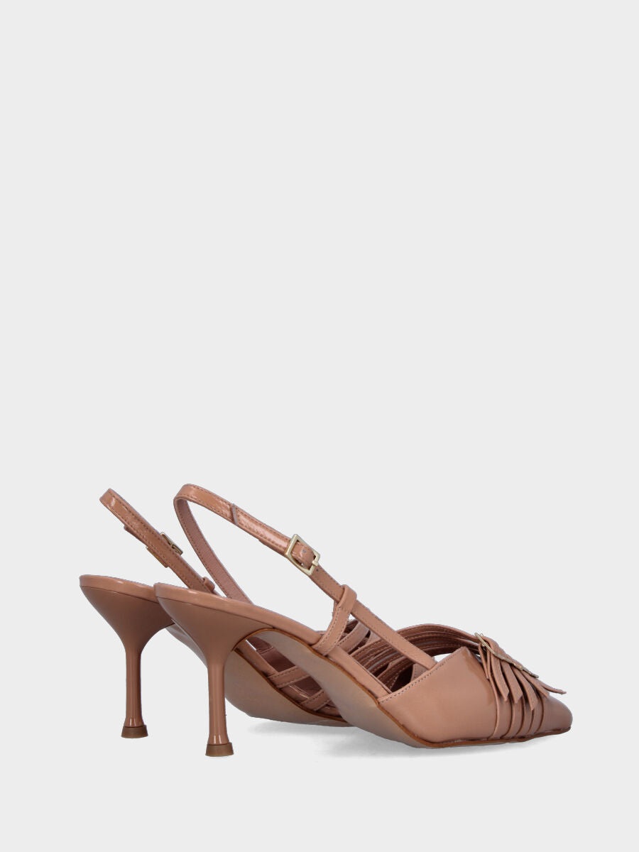Slingback in vernice beige con cinturini sullo scollo