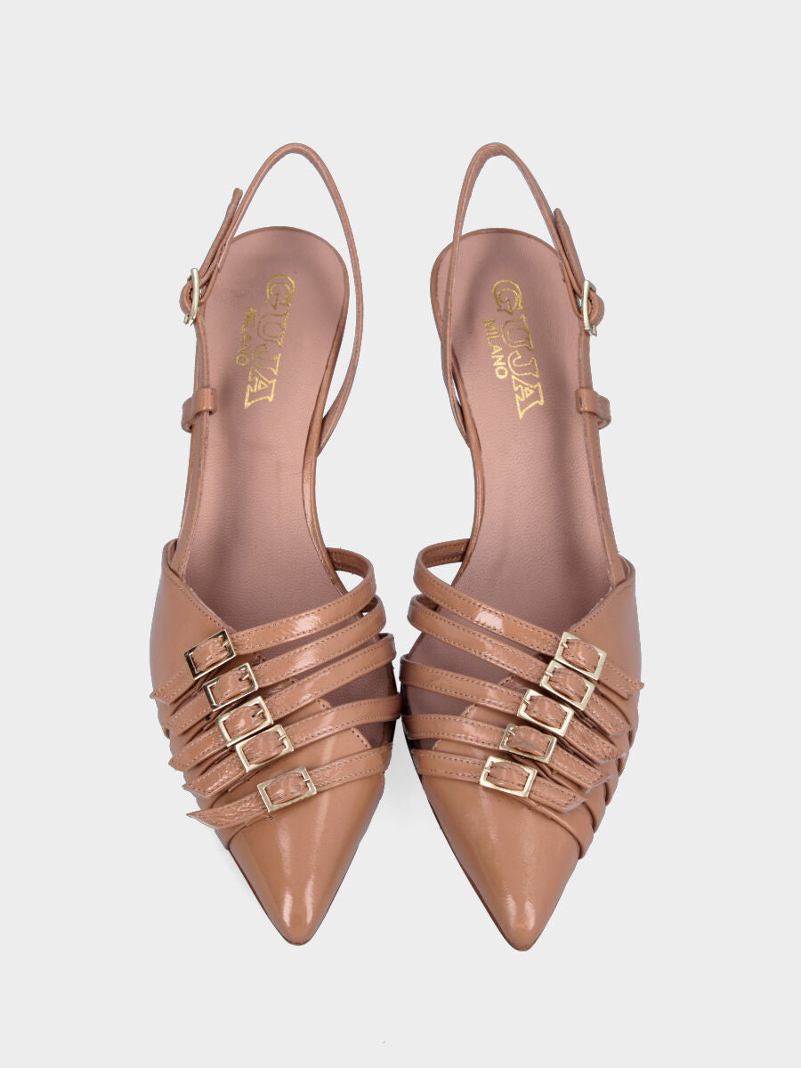 Slingback in vernice beige con cinturini sullo scollo
