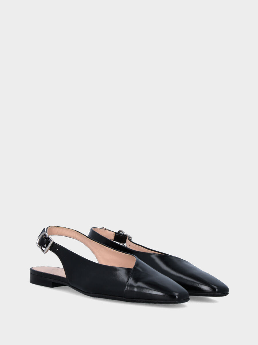 Slingback in vitello nero con tomaia a ventaglio