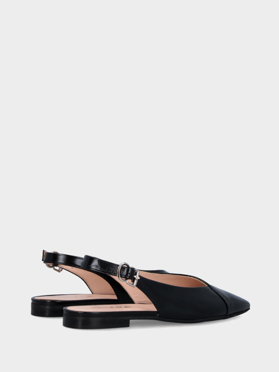 Slingback in vitello nero con tomaia a ventaglio