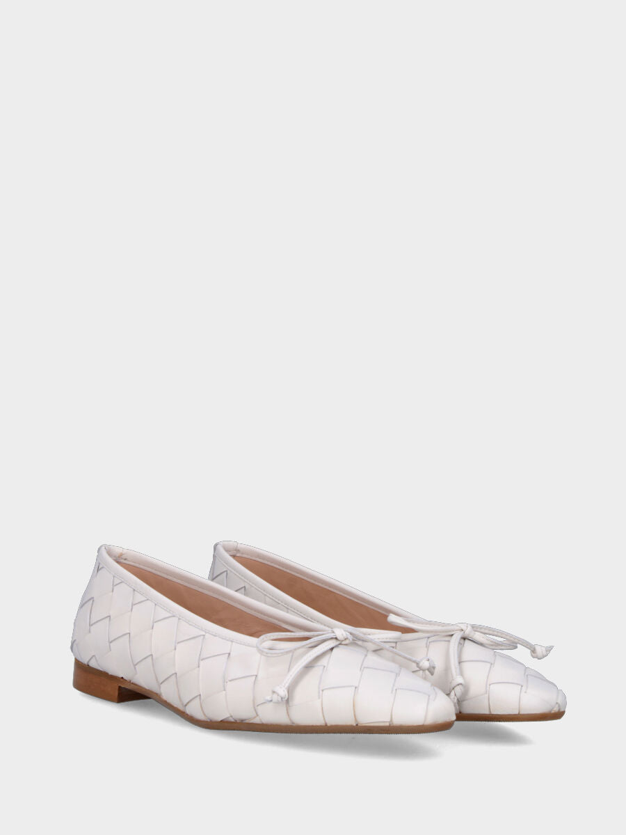 Ballerina in nappa bianca con listini intrecciati