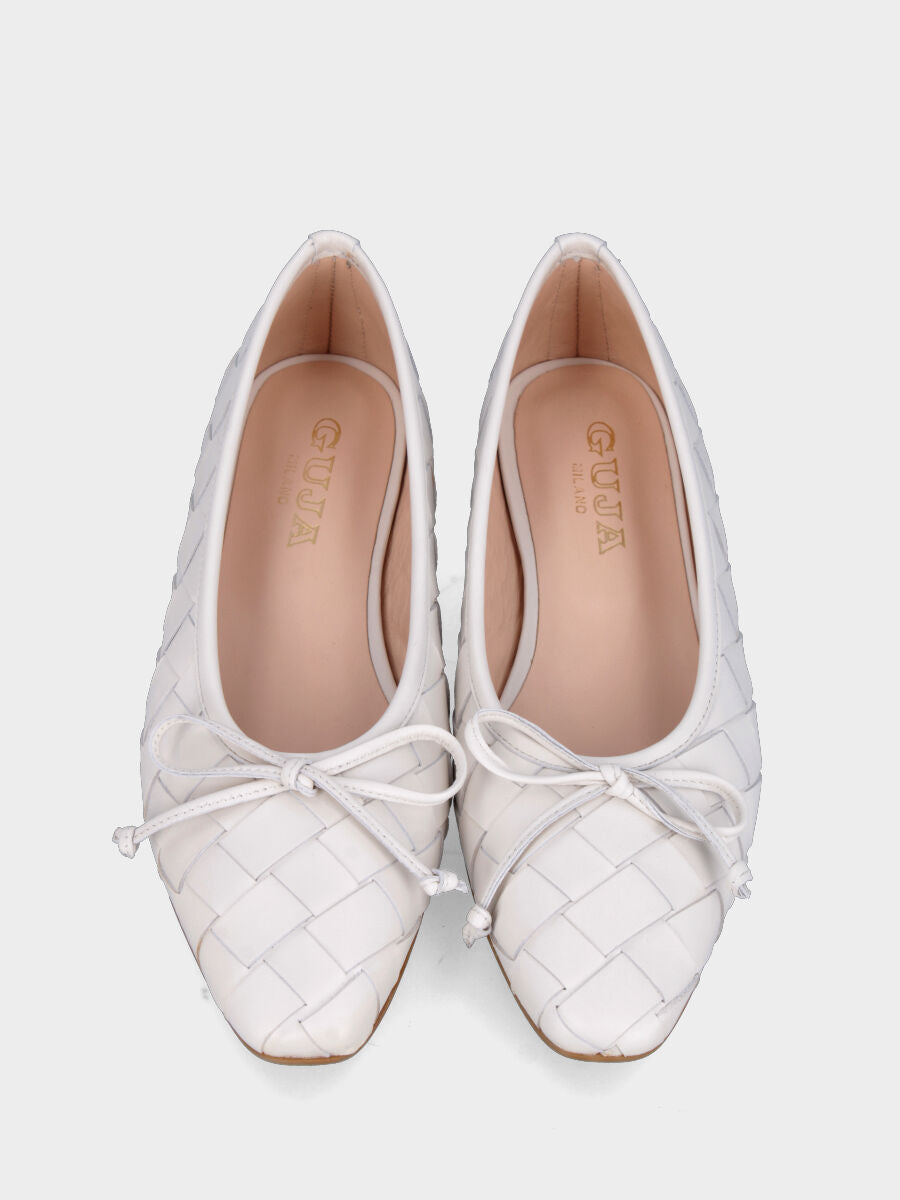 Ballerina in nappa bianca con listini intrecciati