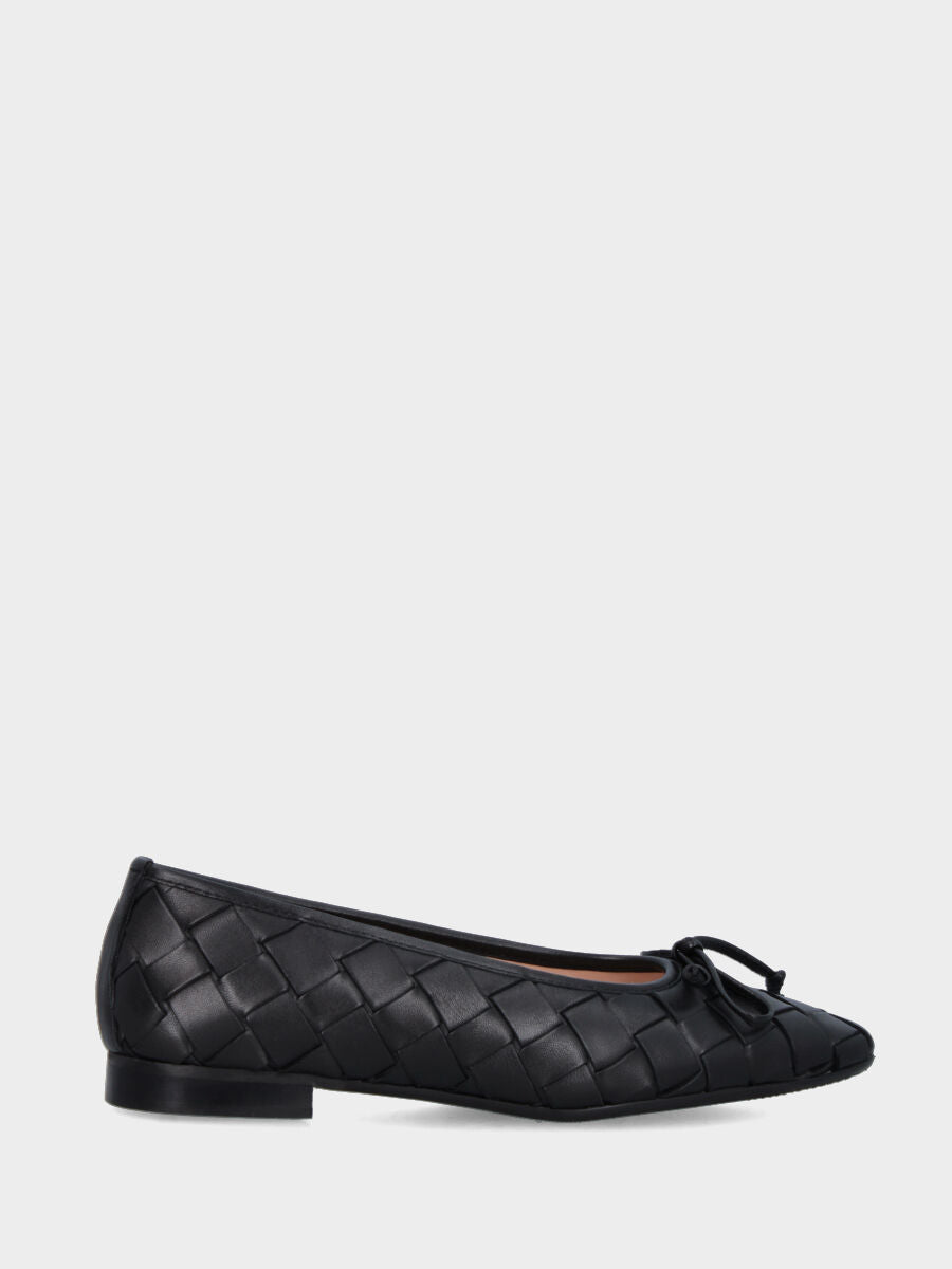 Ballerina in nappa nera con listini intrecciati