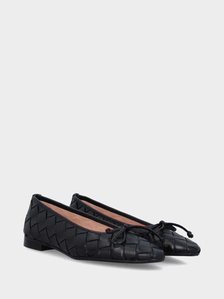 Ballerina in nappa nera con listini intrecciati