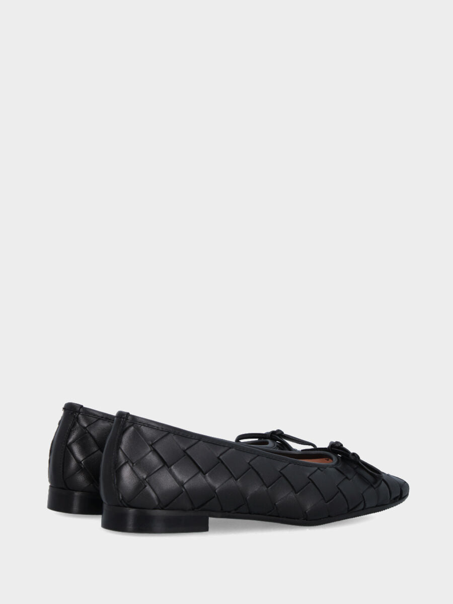 Ballerina in nappa nera con listini intrecciati