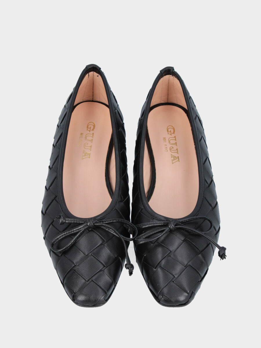 Ballerina in nappa nera con listini intrecciati
