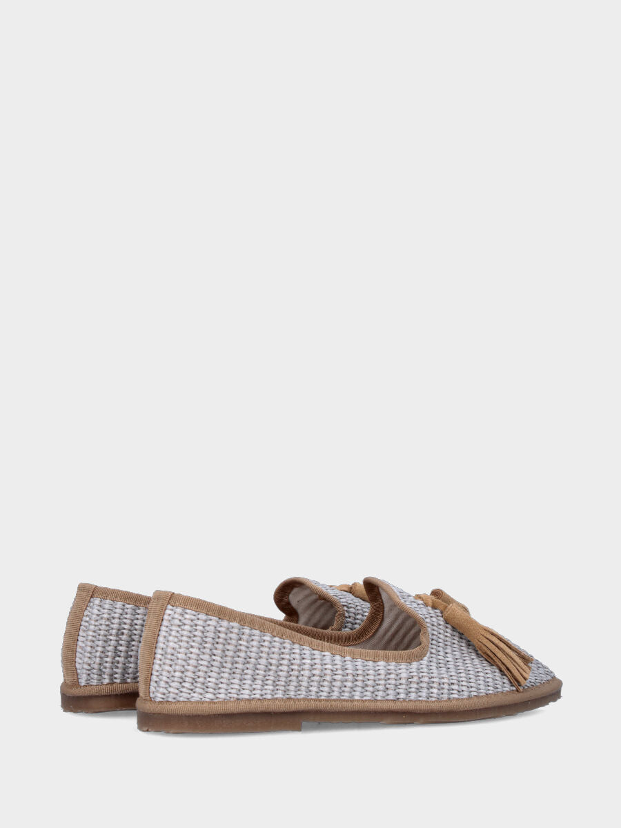 Pantofolina in rafia grigio perla con nappine e punta sfilata