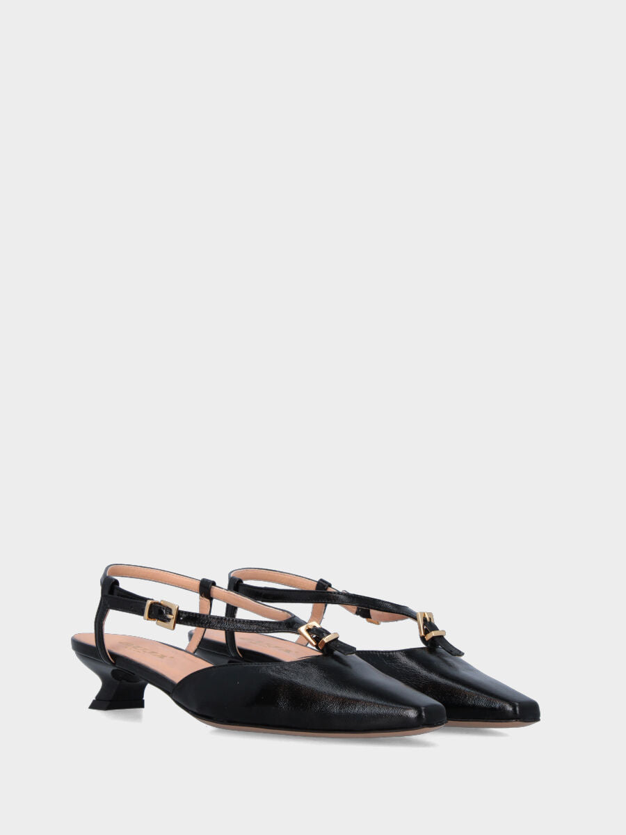 Slingback in naplak nero con cinturino ovale a doppia fibbia