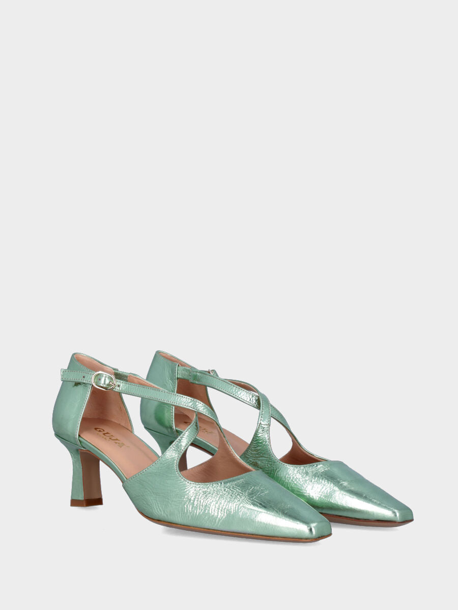 Slingback in laminato verde con cinturini incrociati e tacco calice