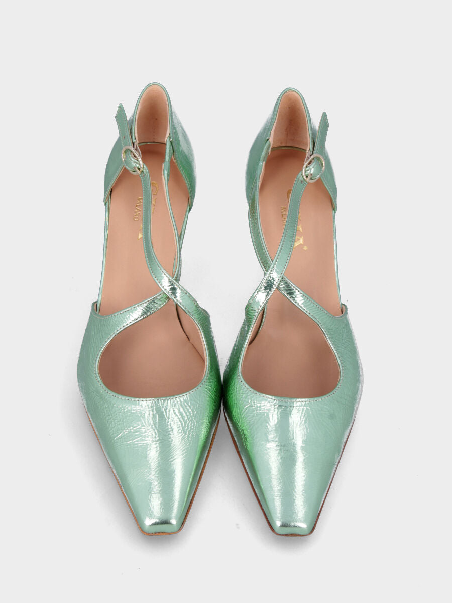 Slingback in laminato verde con cinturini incrociati e tacco calice