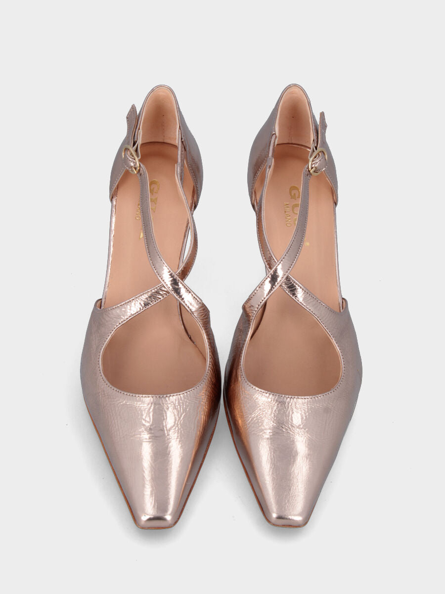 Slingback in laminato rame con cinturini incrociati e tacco calice