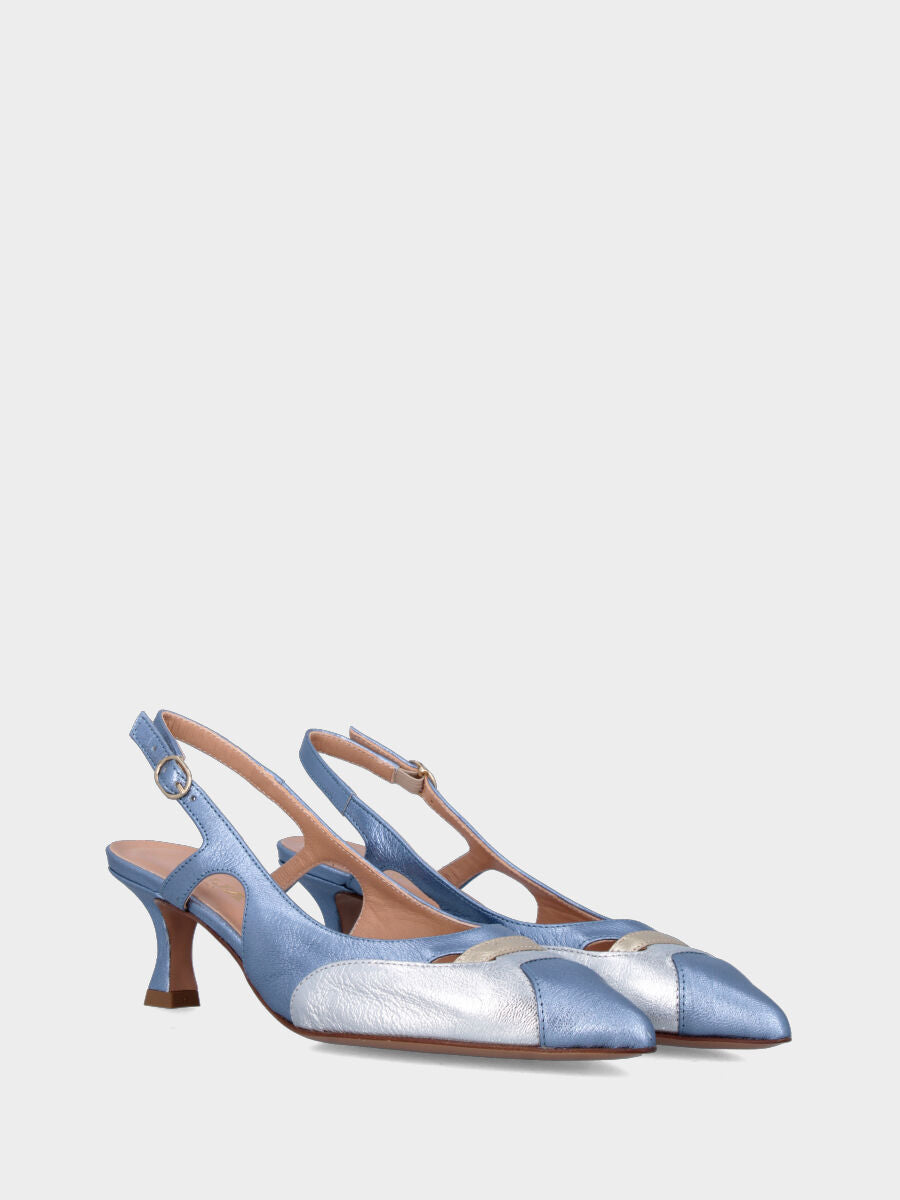 Slingback in laminato celeste con tomaia sovrapposta e tacco a calice