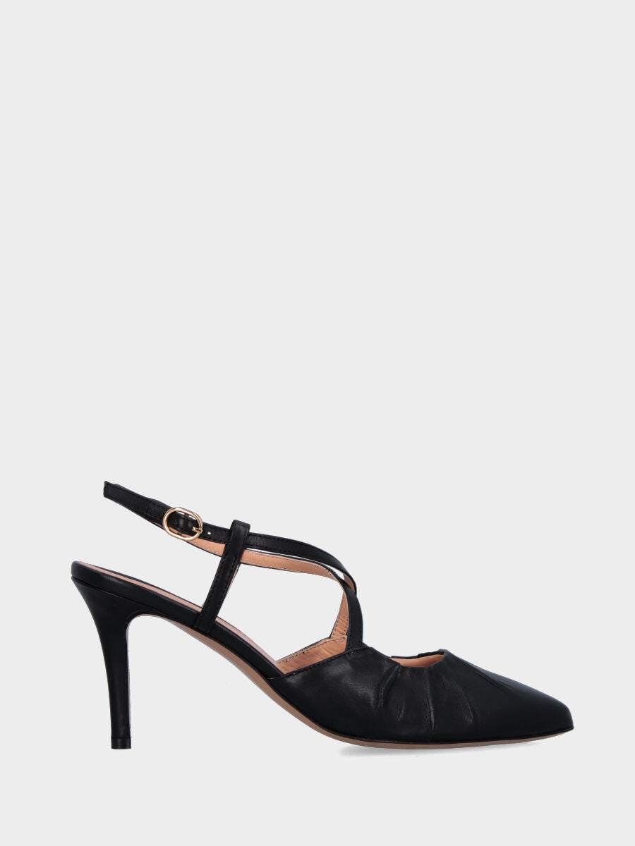 Slingback in nappa nera con piegature e cinturini incrociati