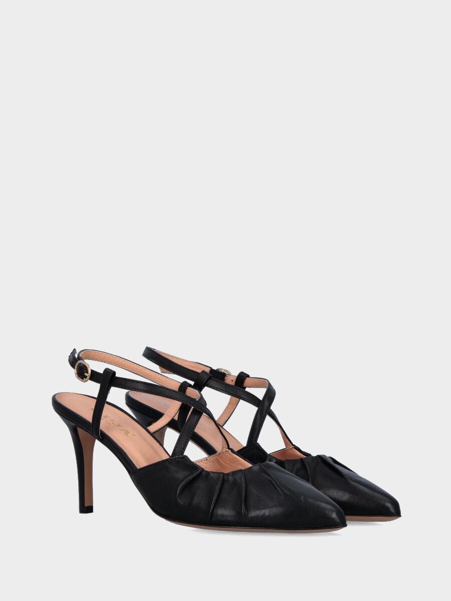 Slingback in nappa nera con piegature e cinturini incrociati