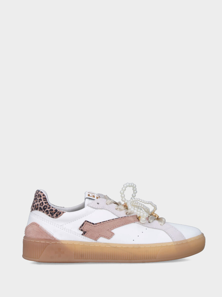 Sneaker in vitello bianco con toppone leopardato e lacci in perle e raso