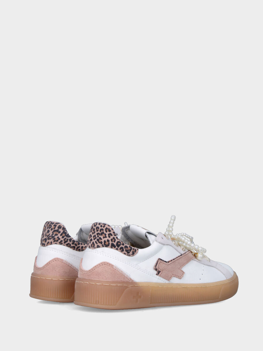 Sneaker in vitello bianco con toppone leopardato e lacci in perle e raso