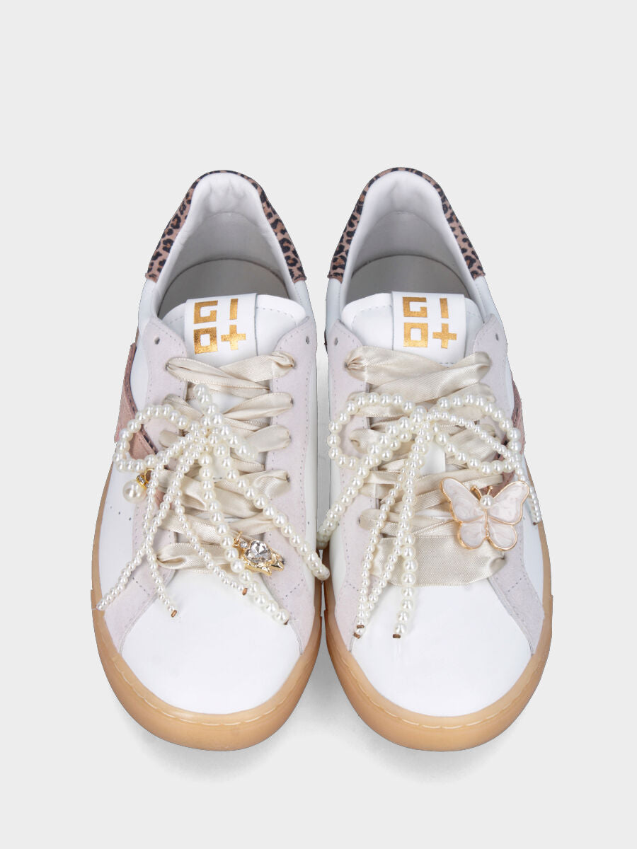 Sneaker in vitello bianco con toppone leopardato e lacci in perle e raso
