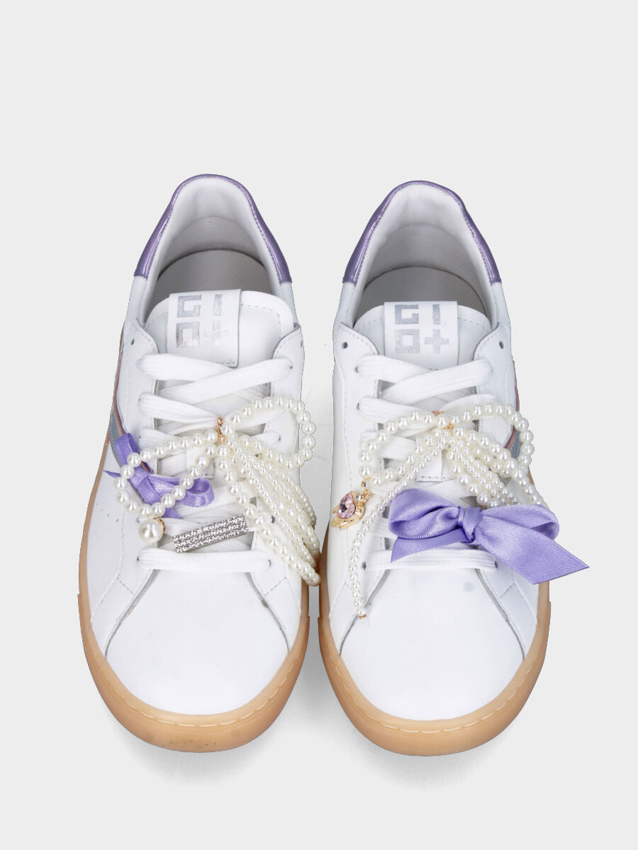 Sneaker in vitello bianco con toppone laminato e lacci in perle e raso