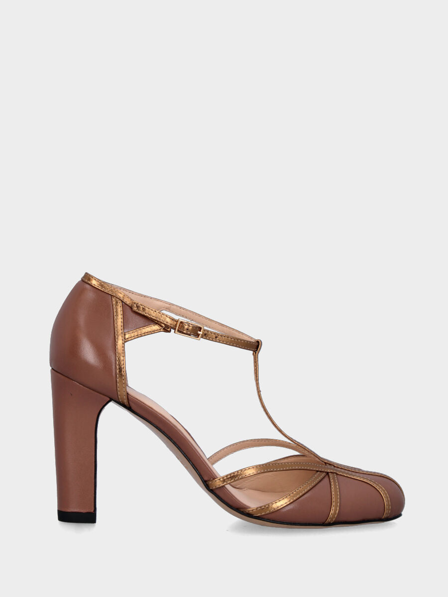 Charleston in vitello mocha con listini oro antico e tacco largo
