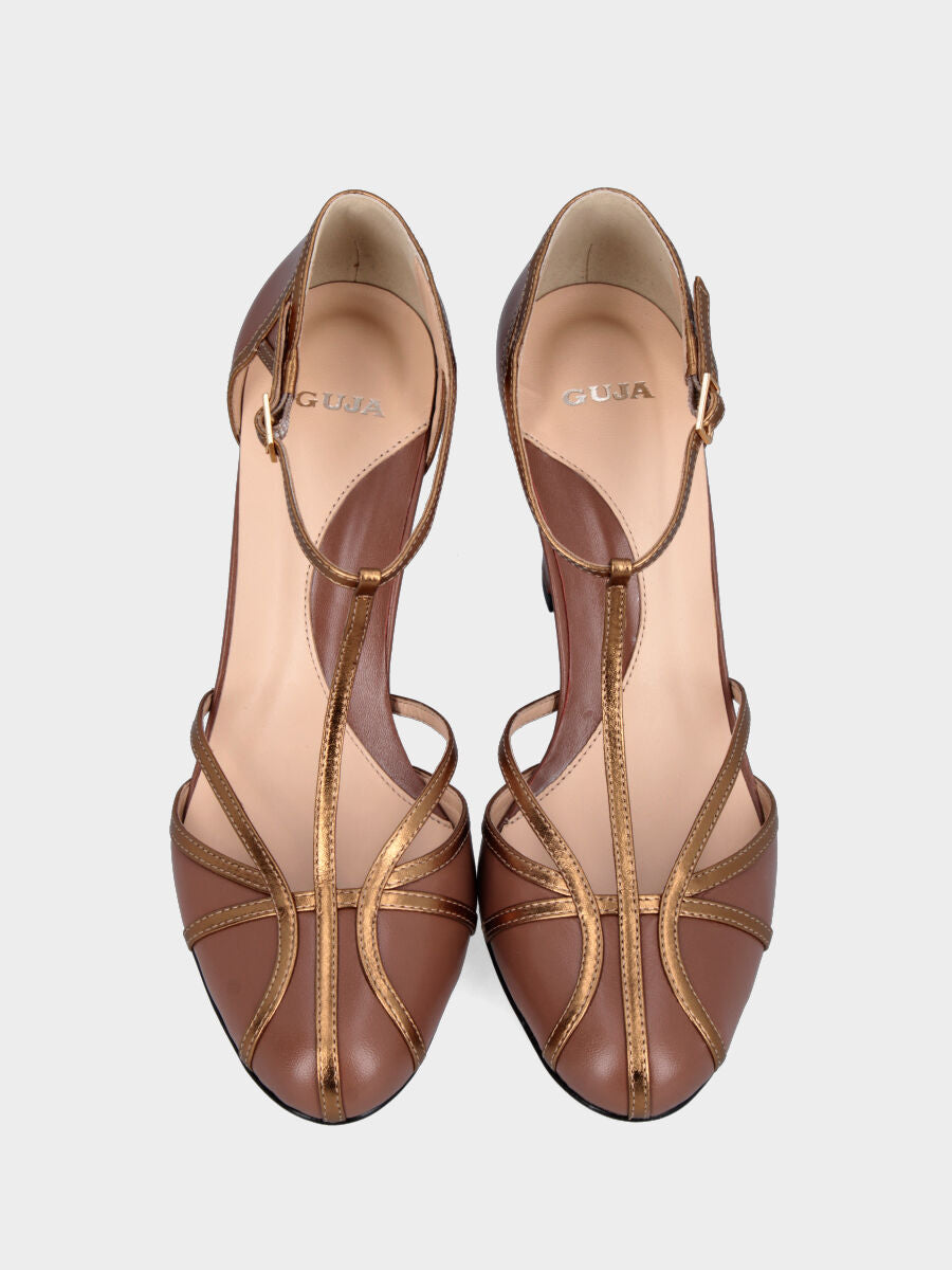 Charleston in vitello mocha con listini oro antico e tacco largo