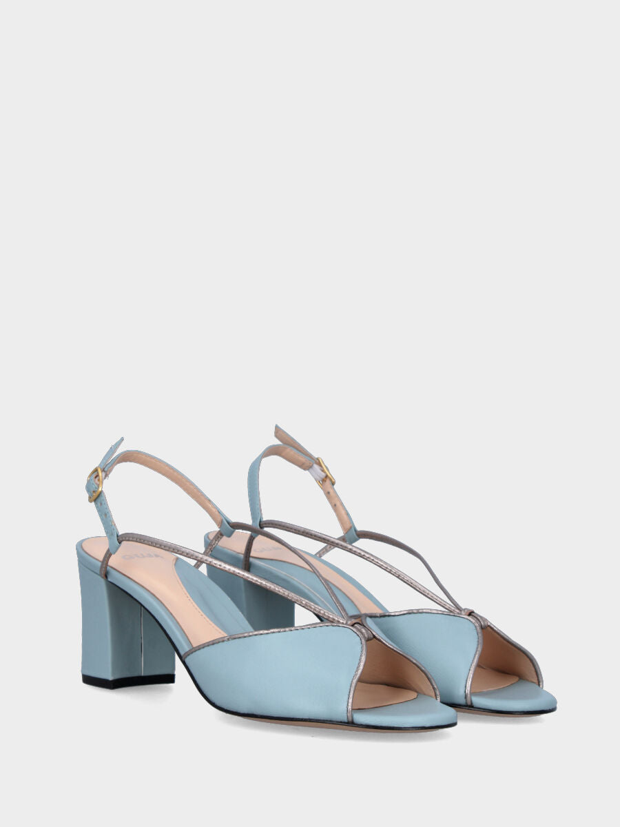 Sandalette aus himmelblauem Nappaleder mit wellenförmigen Rändern und Blockabsatz