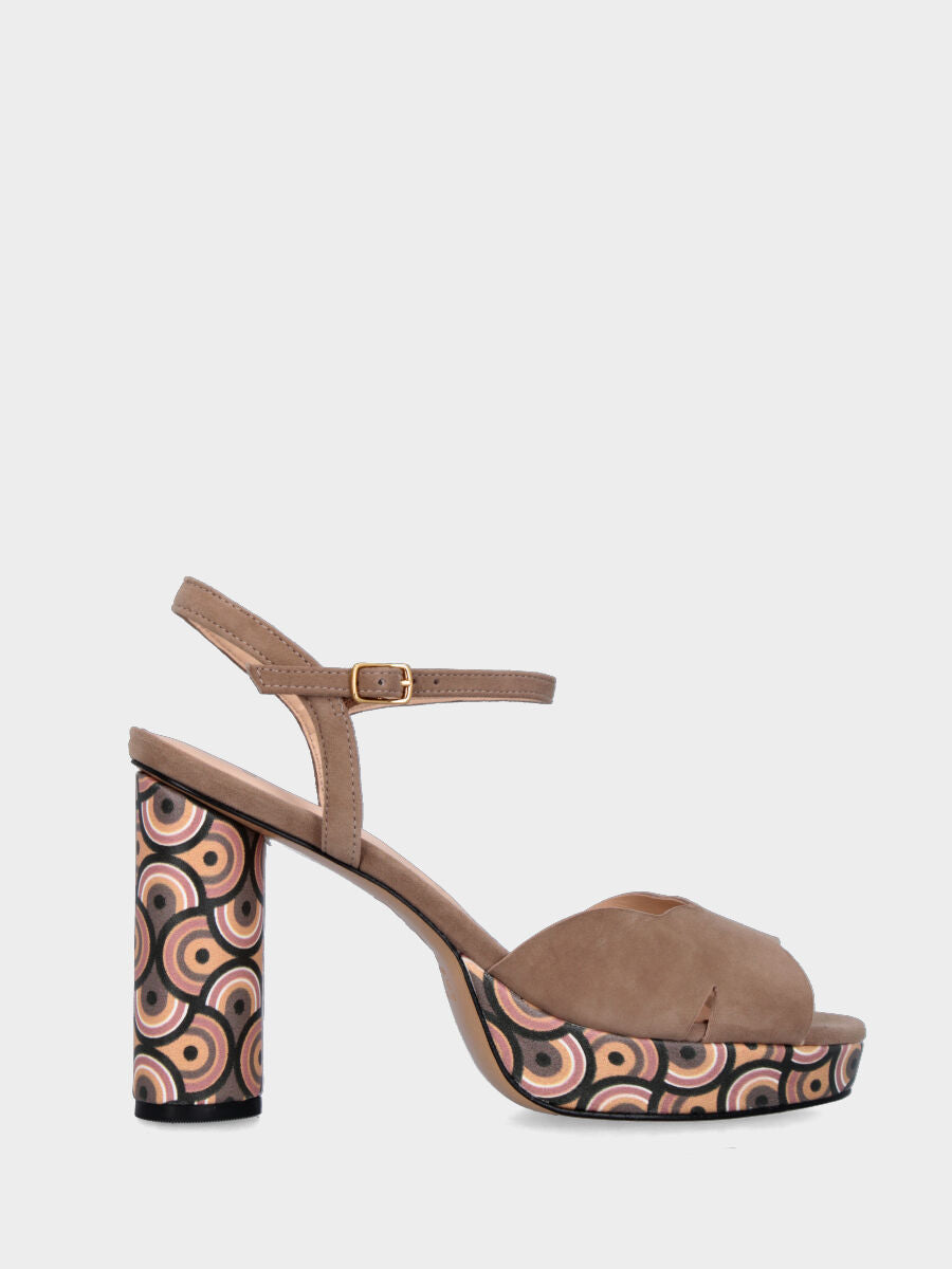 Sandalo in velour beige con tacco a colonna e plateau