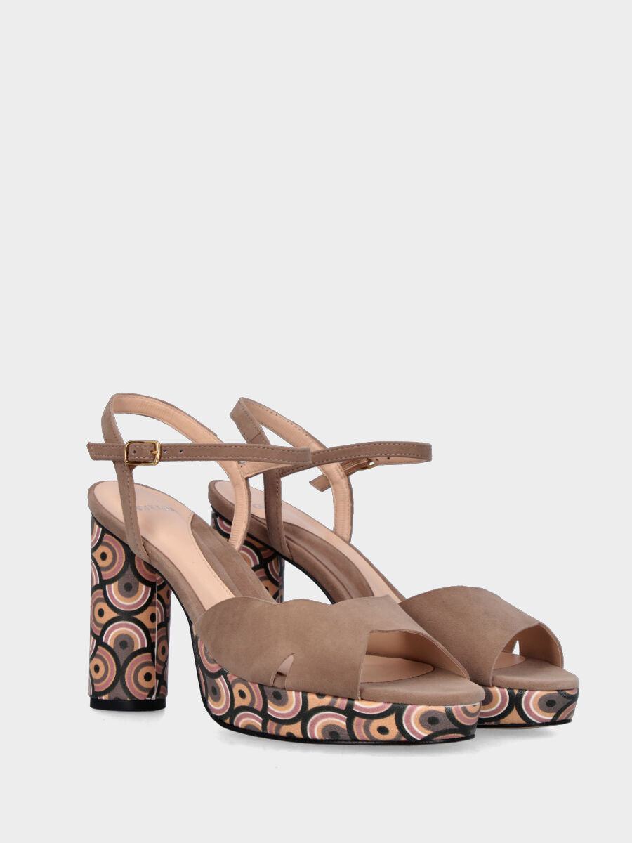 Sandalo in velour beige con tacco a colonna e plateau