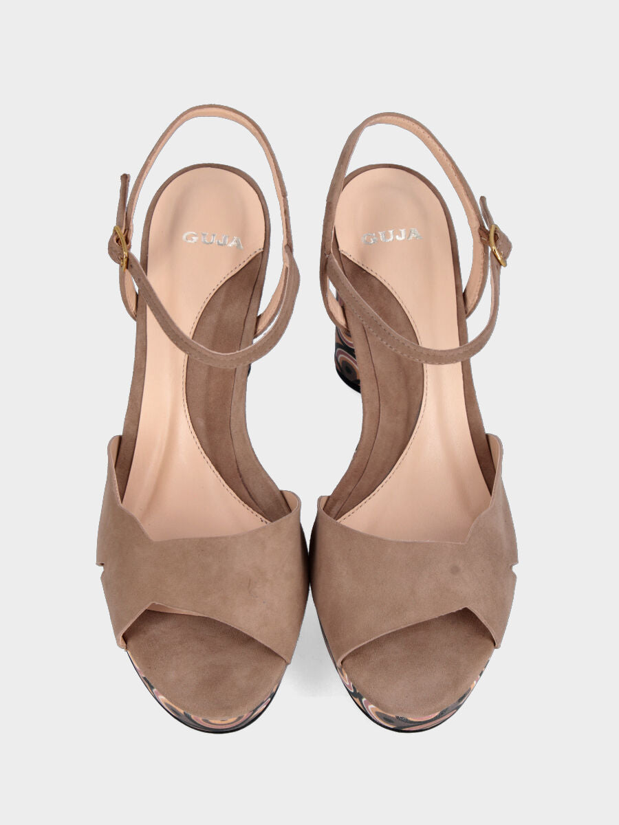 Sandalo in velour beige con tacco a colonna e plateau