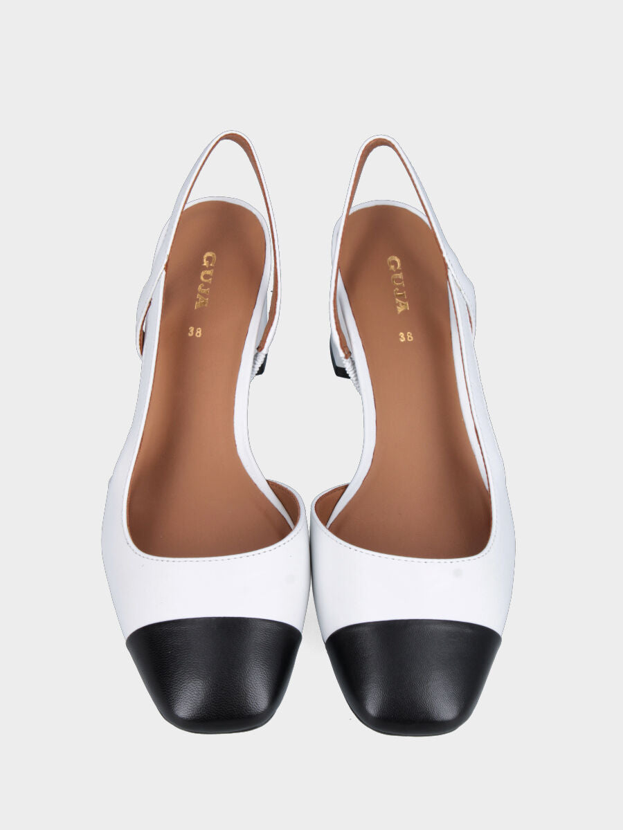 Slingback in vitello bicolore bianco e nero con scollo asimmetrico