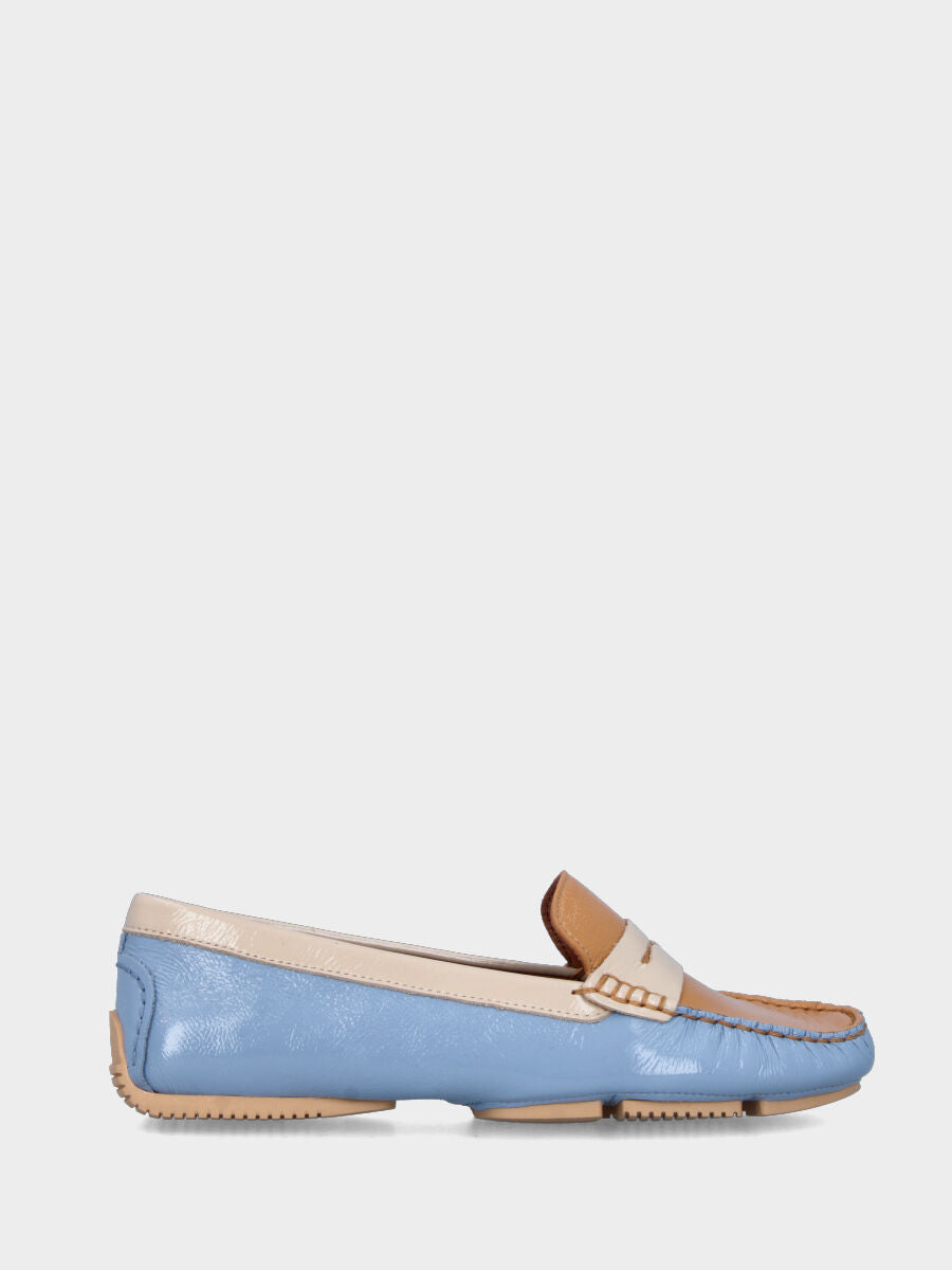 Mocassino in naplak multicolor celeste e beige con vaschetta cucita