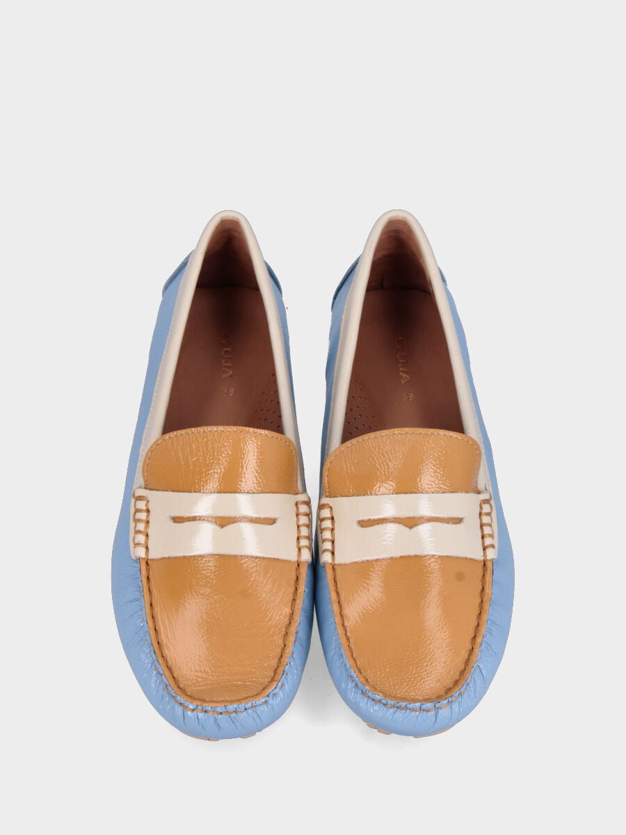 Mocassino in naplak multicolor celeste e beige con vaschetta cucita