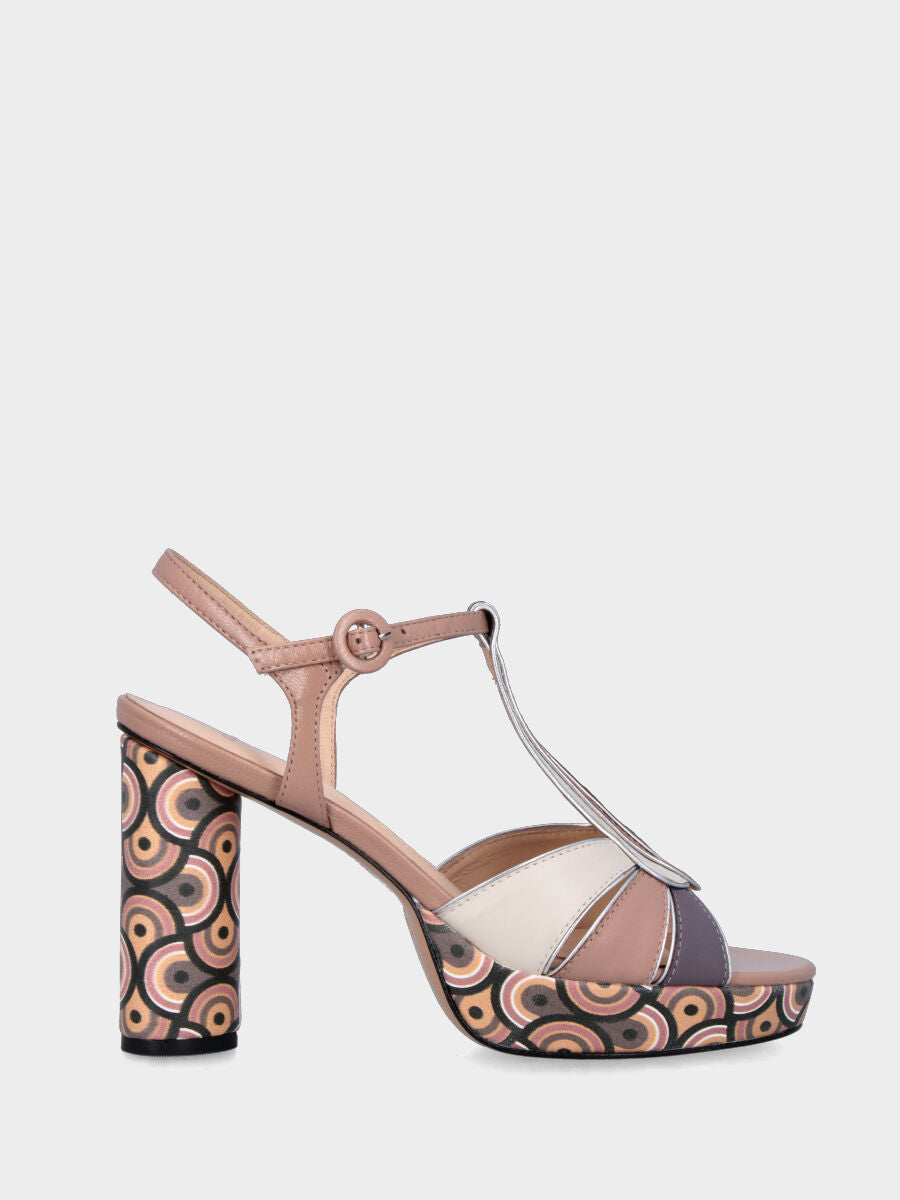 Sandalo in vitello multicolor con fascette asimmetriche e plateau e tacco fantasia