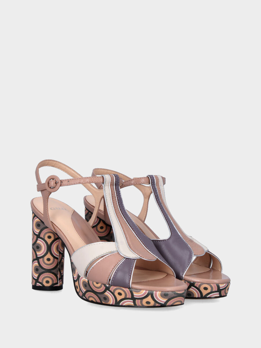 Sandalo in vitello multicolor con fascette asimmetriche e plateau e tacco fantasia