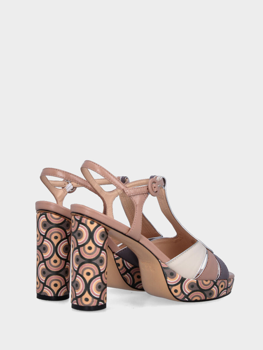 Sandalo in vitello multicolor con fascette asimmetriche e plateau e tacco fantasia