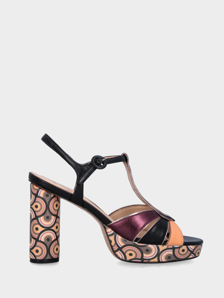 Sandalo in vitello multicolor con fascette asimmetriche e plateau e tacco fantasia