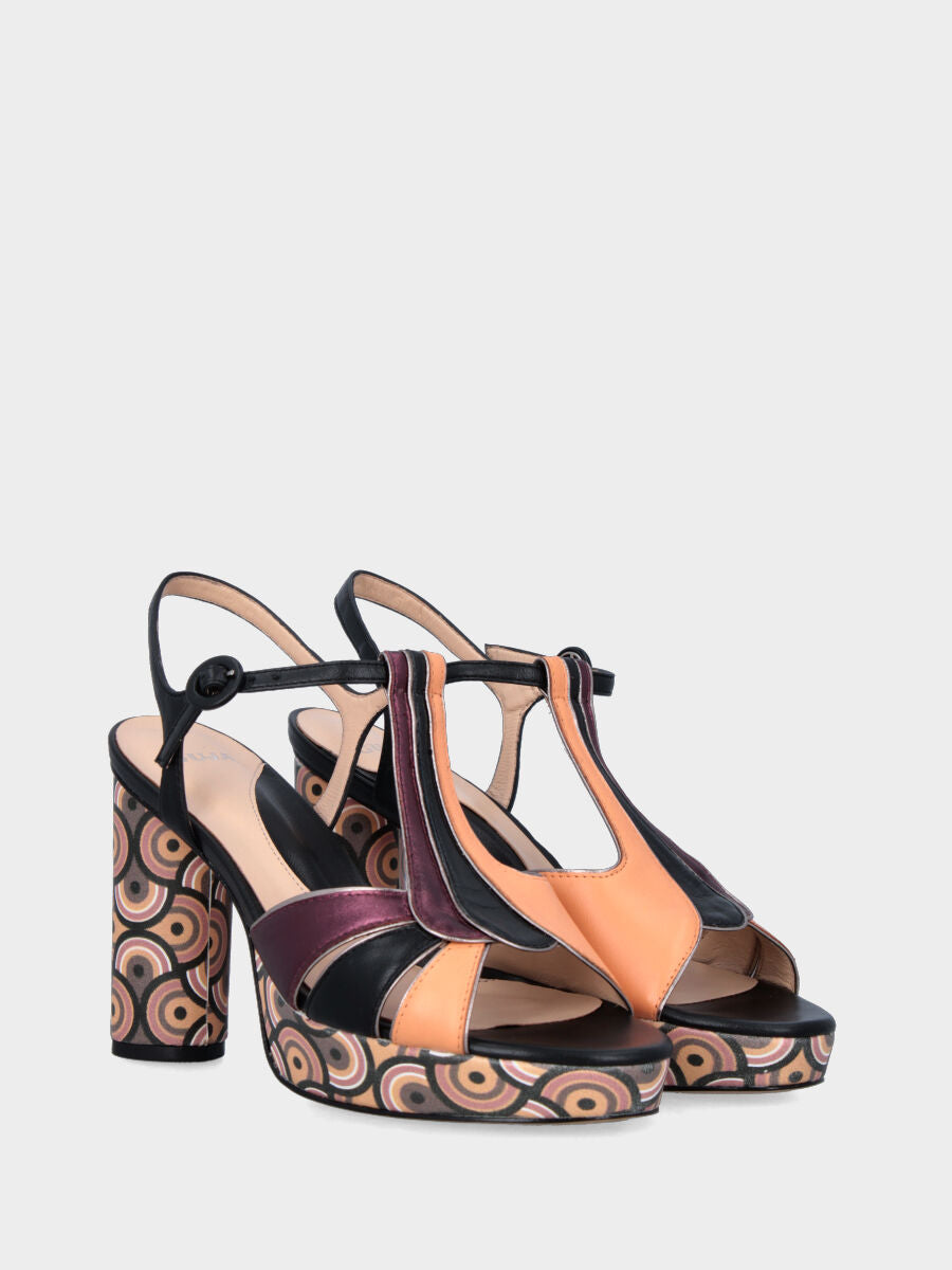 Sandalo in vitello multicolor con fascette asimmetriche e plateau e tacco fantasia
