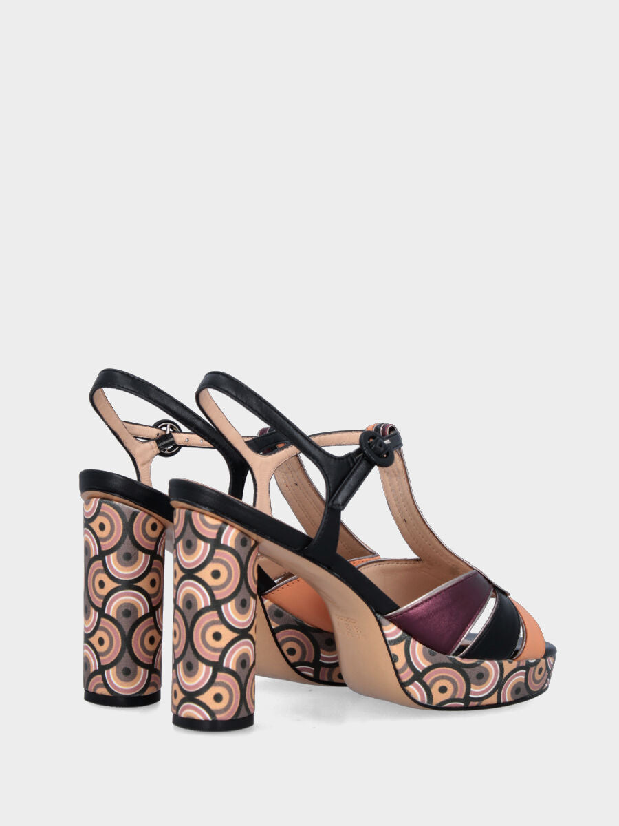 Sandalo in vitello multicolor con fascette asimmetriche e plateau e tacco fantasia
