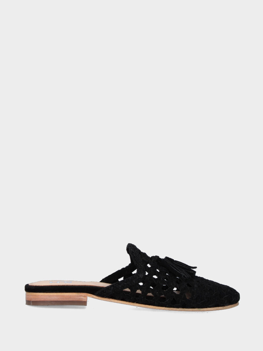 Sabot in velour nero con tomaia intrecciata e nappine