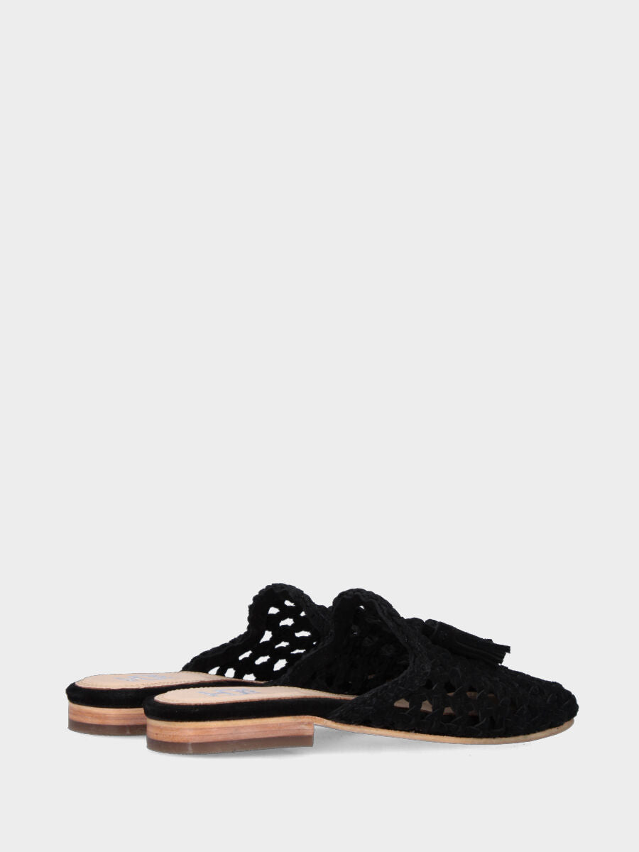 Sabot in velour nero con tomaia intrecciata e nappine