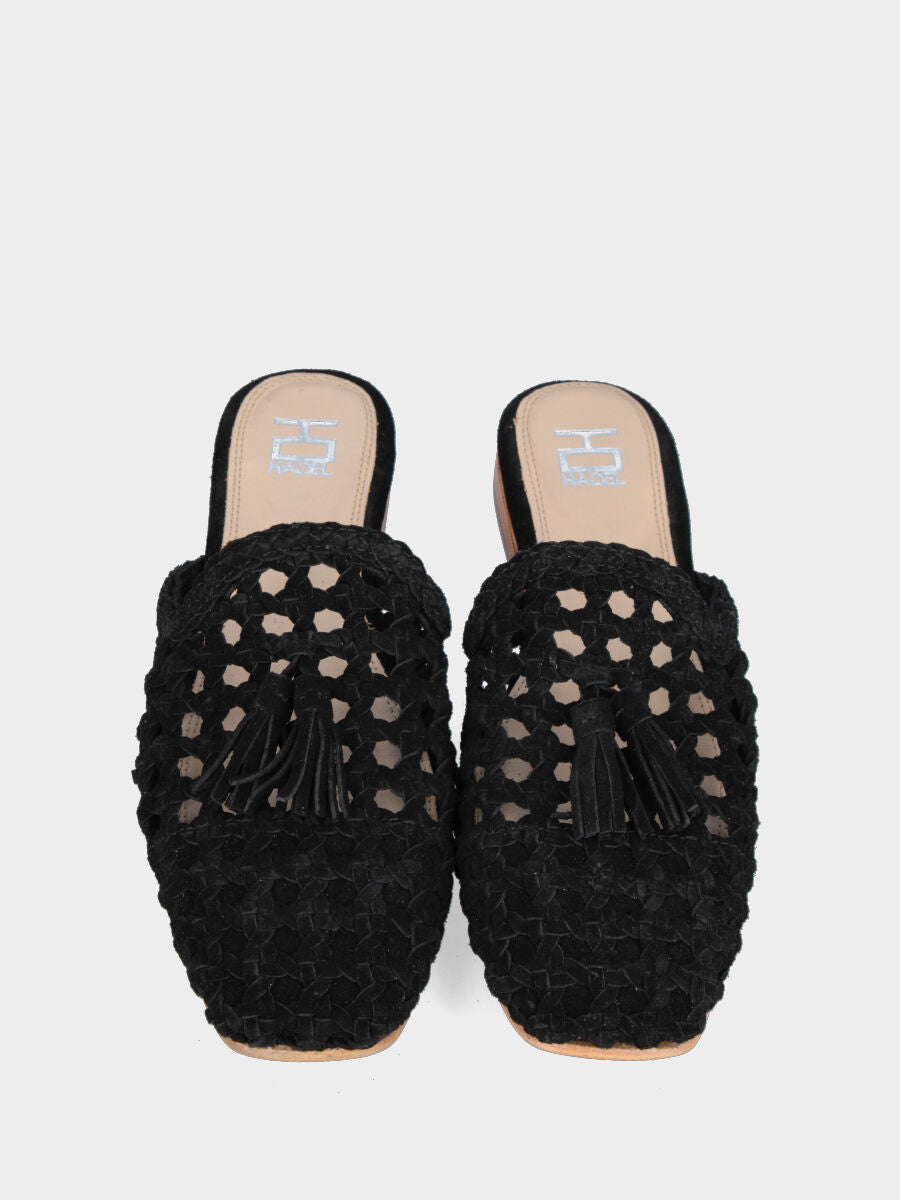Sabot in velour nero con tomaia intrecciata e nappine