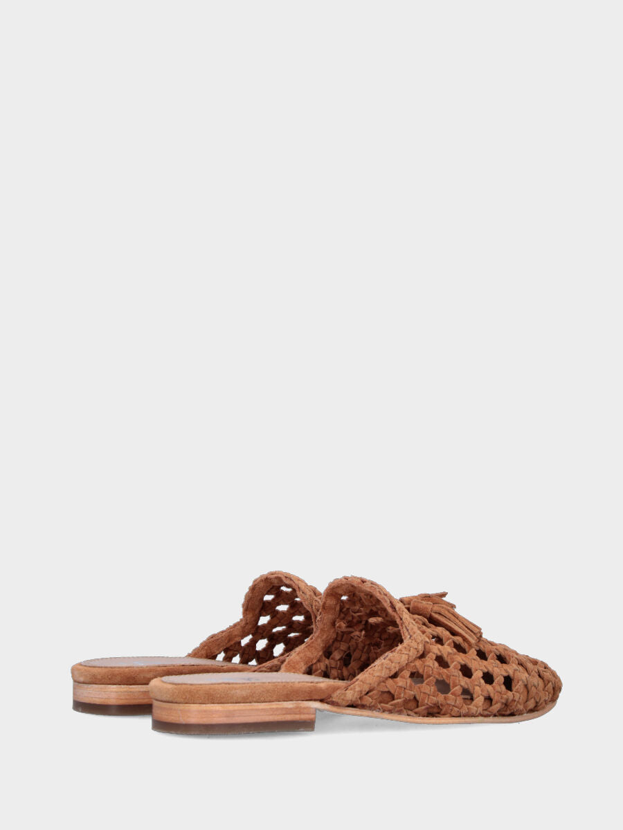 Sabot in velour color cammello con tomaia intrecciata e nappine