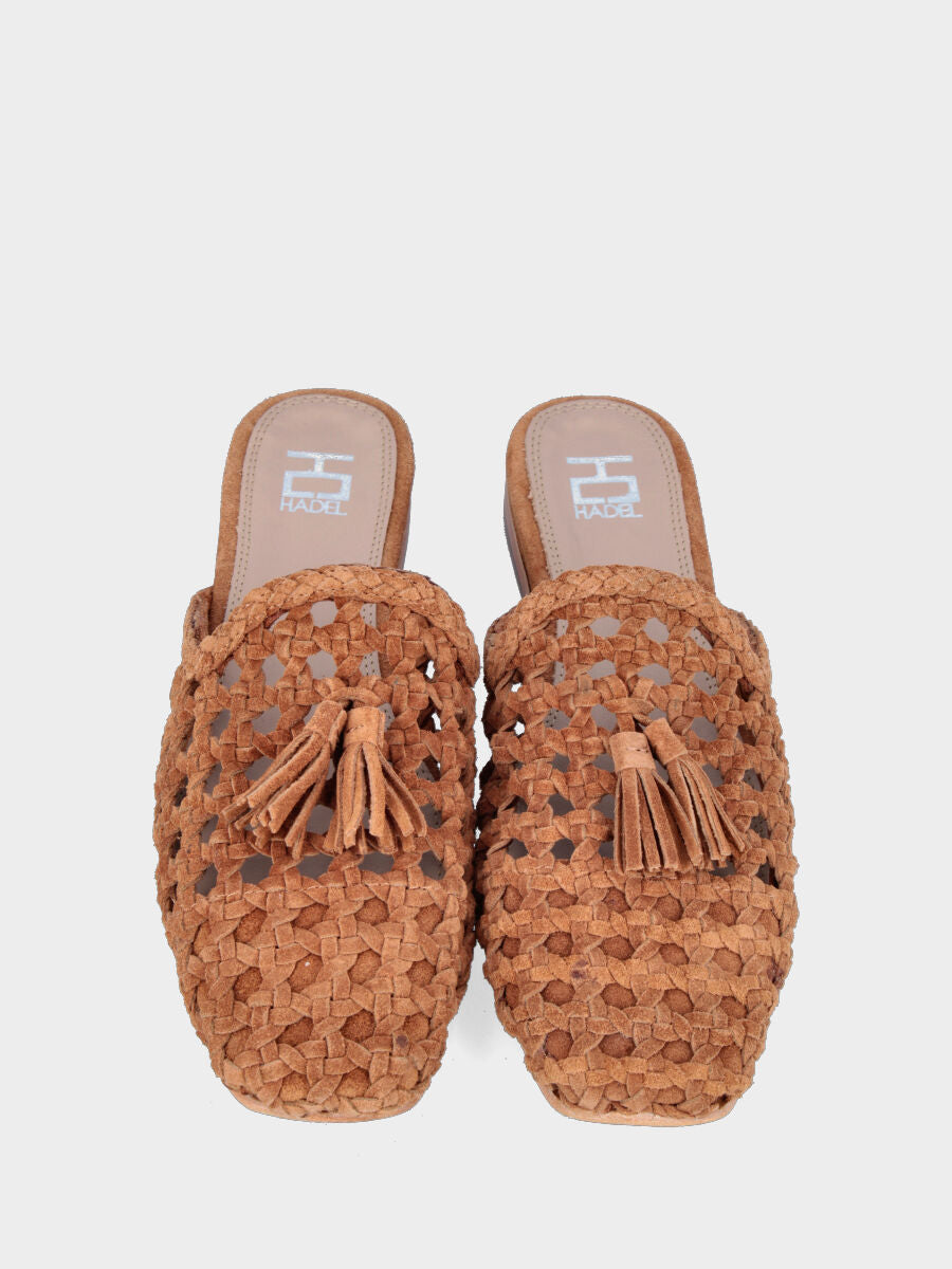 Sabot in velour color cammello con tomaia intrecciata e nappine