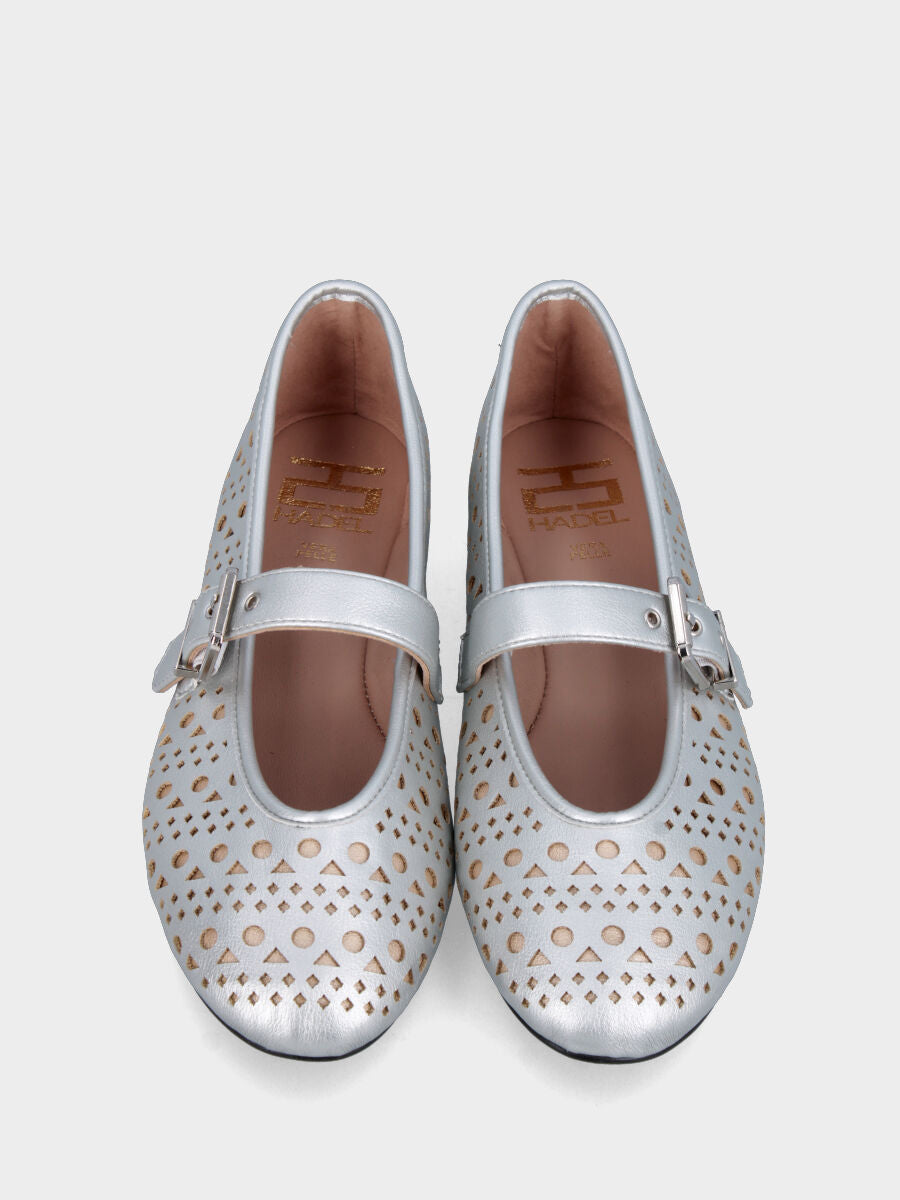 Ballerina Mary Jane in laminato argento con fori e lavorazione a sacchetto