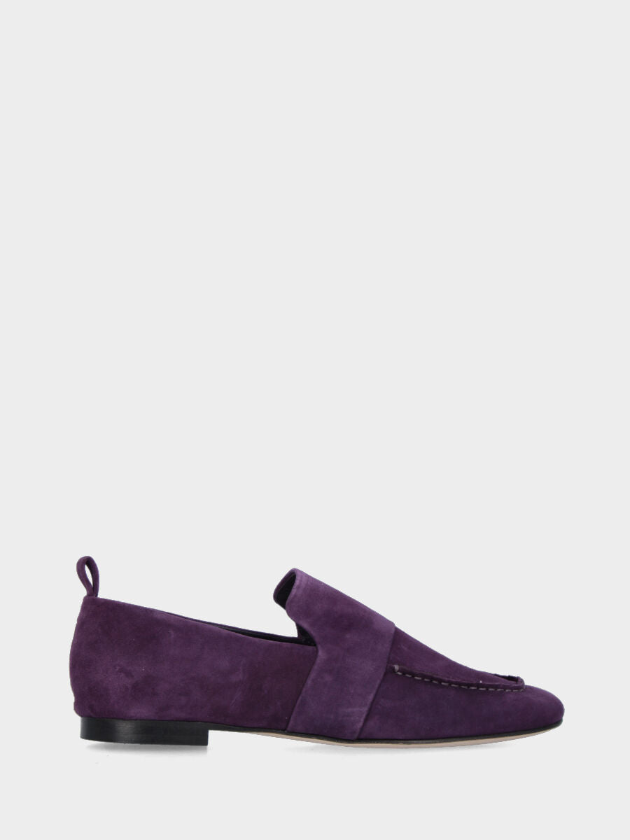 Mocassino in camoscio viola con pattina sovrapposta e cucitura adler