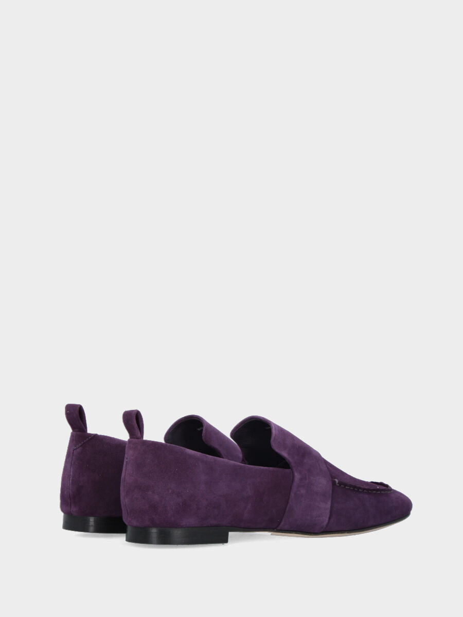 Mocassino in camoscio viola con pattina sovrapposta e cucitura adler