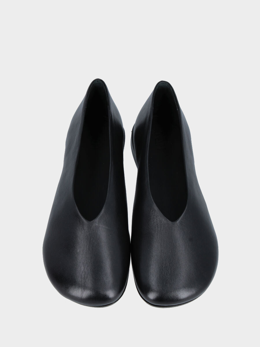 Ballerina in nappa nera con scollo montante a uovo