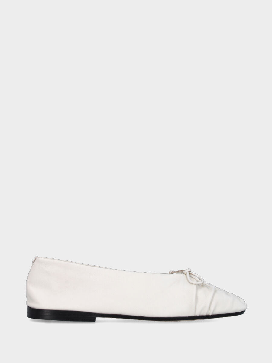 Ballerina aus weißem Nappaleder mit Schleife und Rüschen