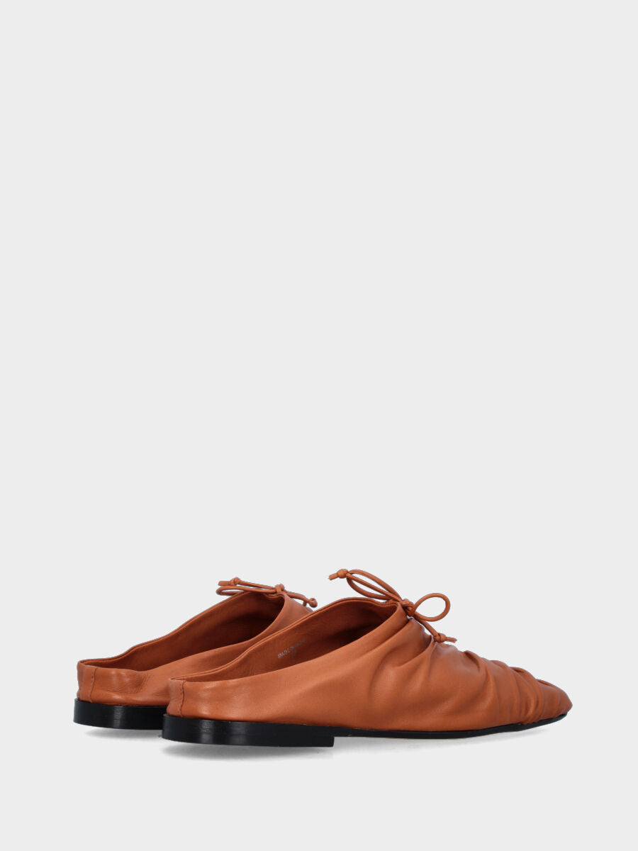 Sabot in nappa color cuoio con fiocchetto e tacco flat