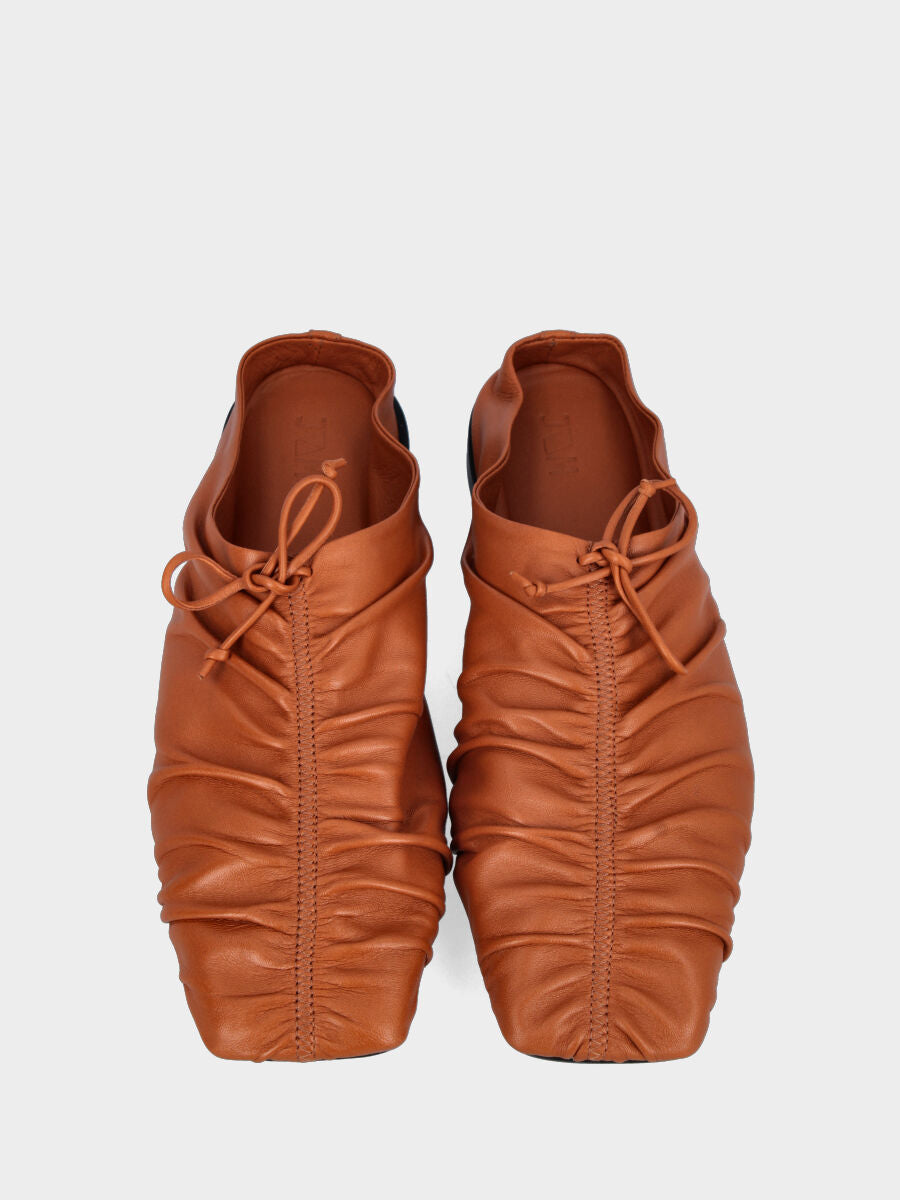 Sabot in nappa color cuoio con fiocchetto e tacco flat